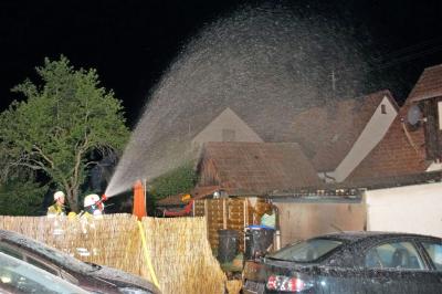 NT-Reudern: Brennender Unrat sorgt fuer Feuerwehreinsatz